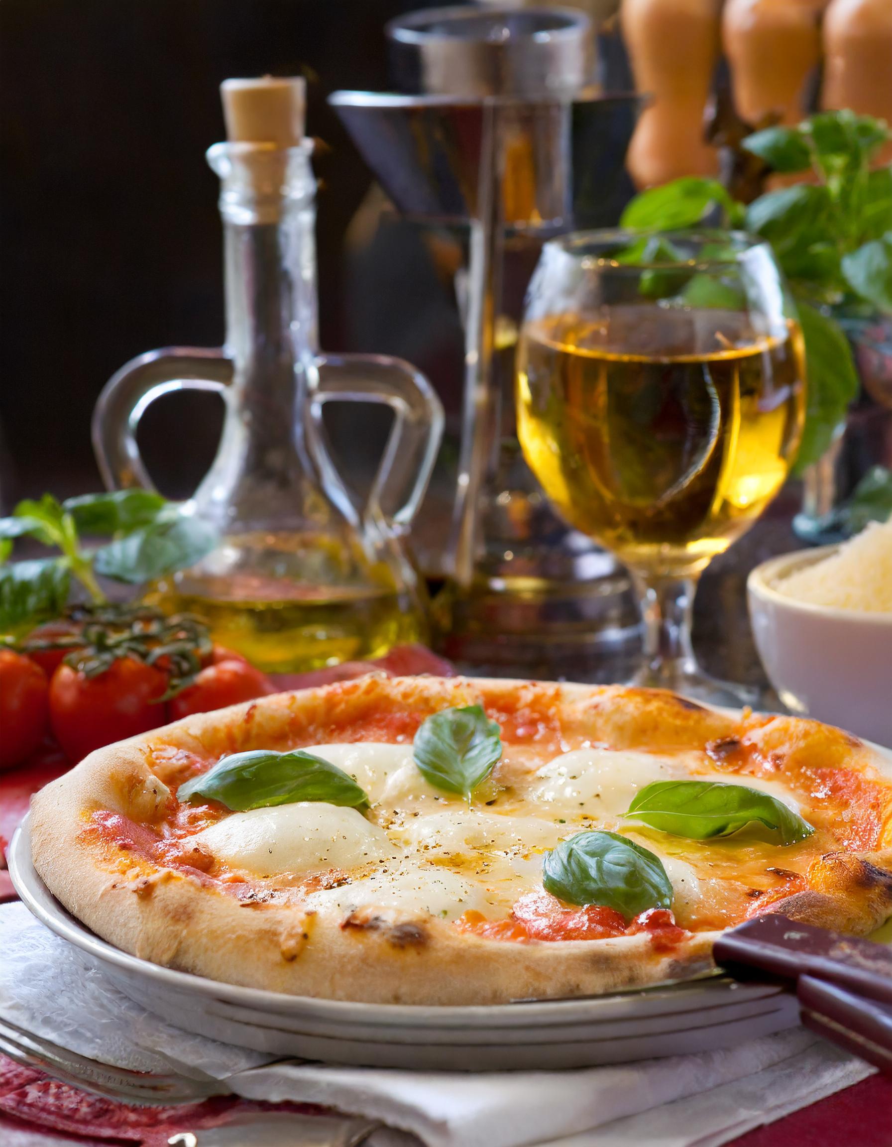 Verschiedene Pizzasorten auf einem Holztisch präsentiert