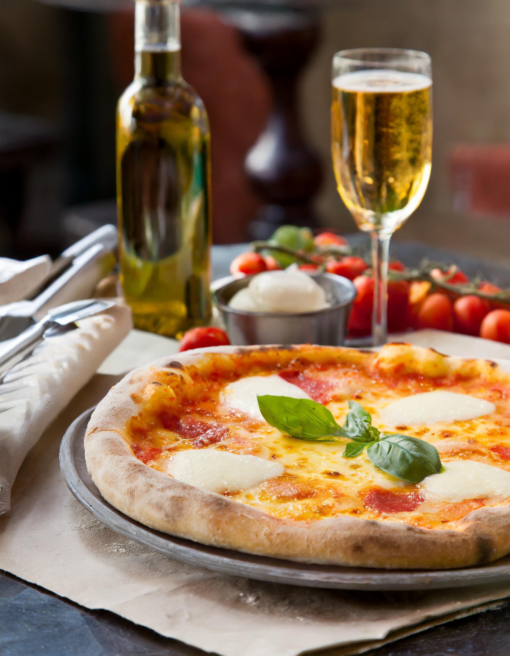 Leckere Pizza mit frischen Zutaten, kreativ angerichtet